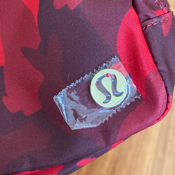 ❤️ Lululemon Lunar New Year Exclusive Everywhere Belt Bag Rabbit Red Gold NWT - Picture 7 of 10